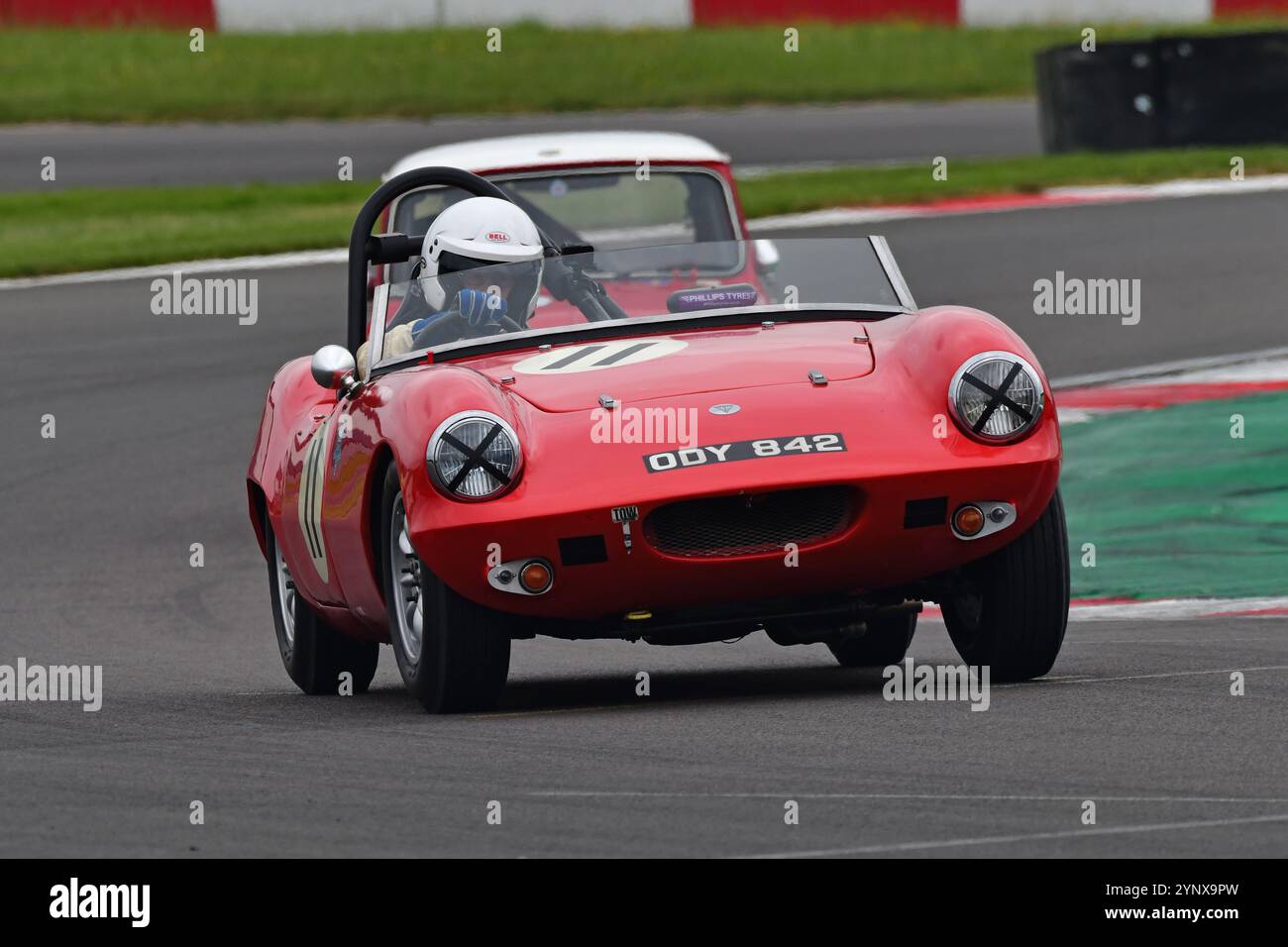 Ding Boston, Elva Courier, Una gara di trenta minuti con due categorie distinte. L'HRDC Dunlop Allstars per vetture sportive, GT e Touring pre-1966. Foto Stock