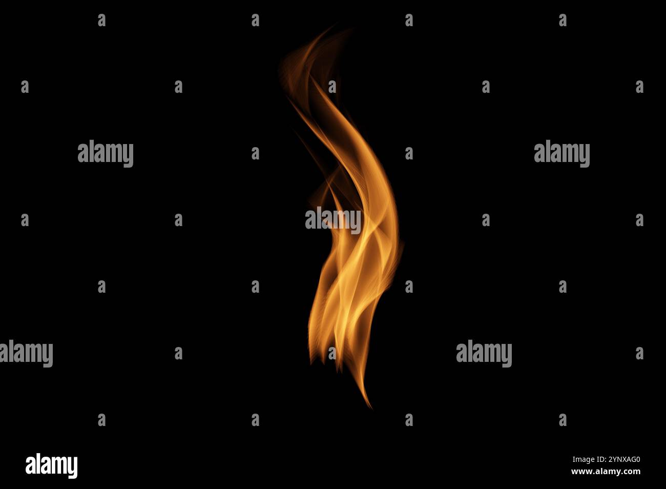 Fiamme su sfondo nero. Fuoco fiamme su sfondo nero. Isolamento ignifugo, struttura astratta. Effetto esplosivo fiammeggiante con bruciatura f Foto Stock