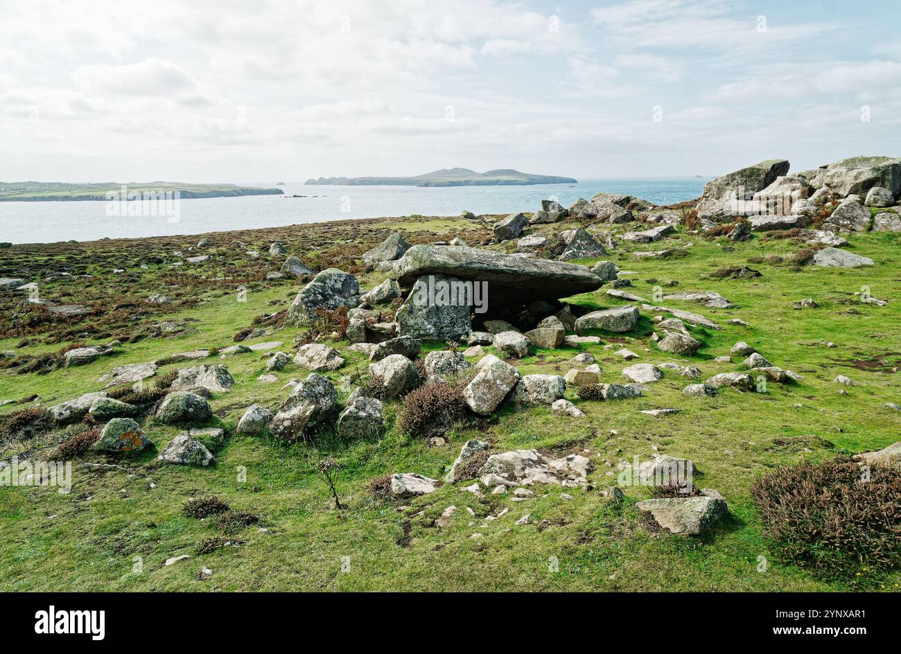 Coetan Arthur dolmen a camera sepolcrale megalitica preistorica neolitica a St Davids Head, Pembrokeshire, Galles. Vista sud-ovest su Ramsey Island Foto Stock