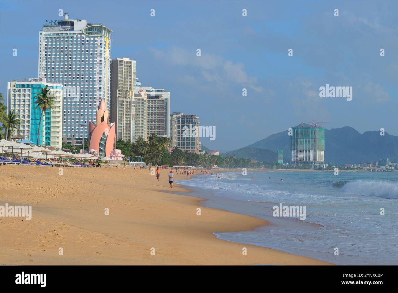 NATRANG, VIETNAM - 30 DICEMBRE 2015: Spiaggia cittadina, costa del Mar Cinese meridionale. Nha Trang Foto Stock