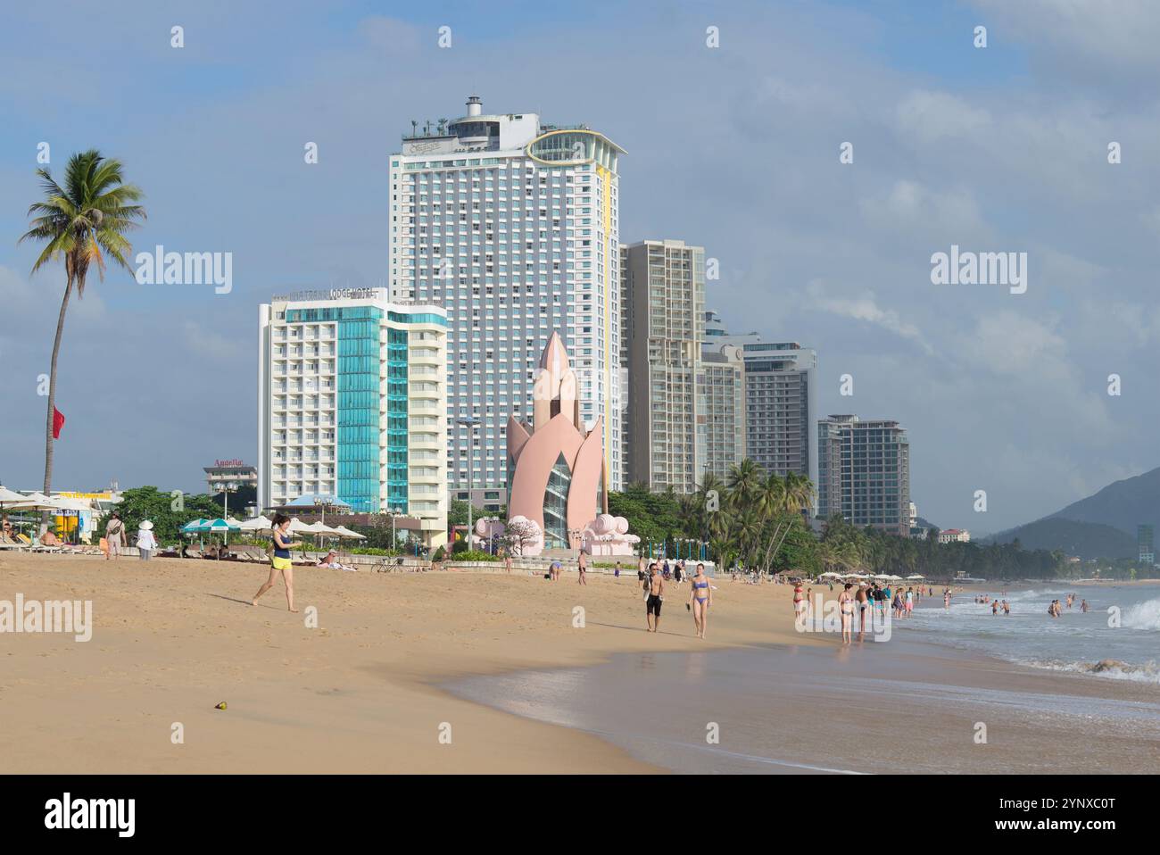 NHA TRANG, VIETNAM - 30 DICEMBRE 2015: Nha Trang Central City Beach in una giornata nuvolosa. Vietnam Foto Stock