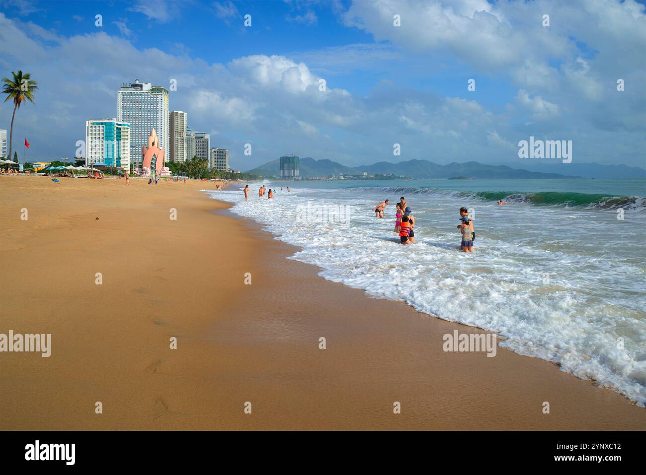 NATRANG, VIETNAM - 30 DICEMBRE 2015: Costa del Mar Cinese meridionale, spiaggia cittadina. Nha Trang Foto Stock