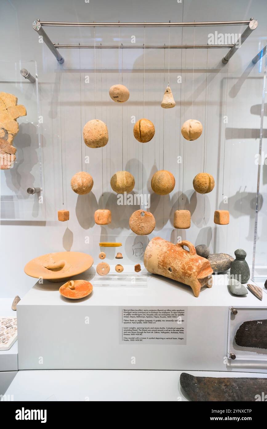 Museo Iraklio, vista di una mostra di pesi di telaio in pietra minoica collocati nel Museo Archeologico di Heraklion a Creta. Foto Stock