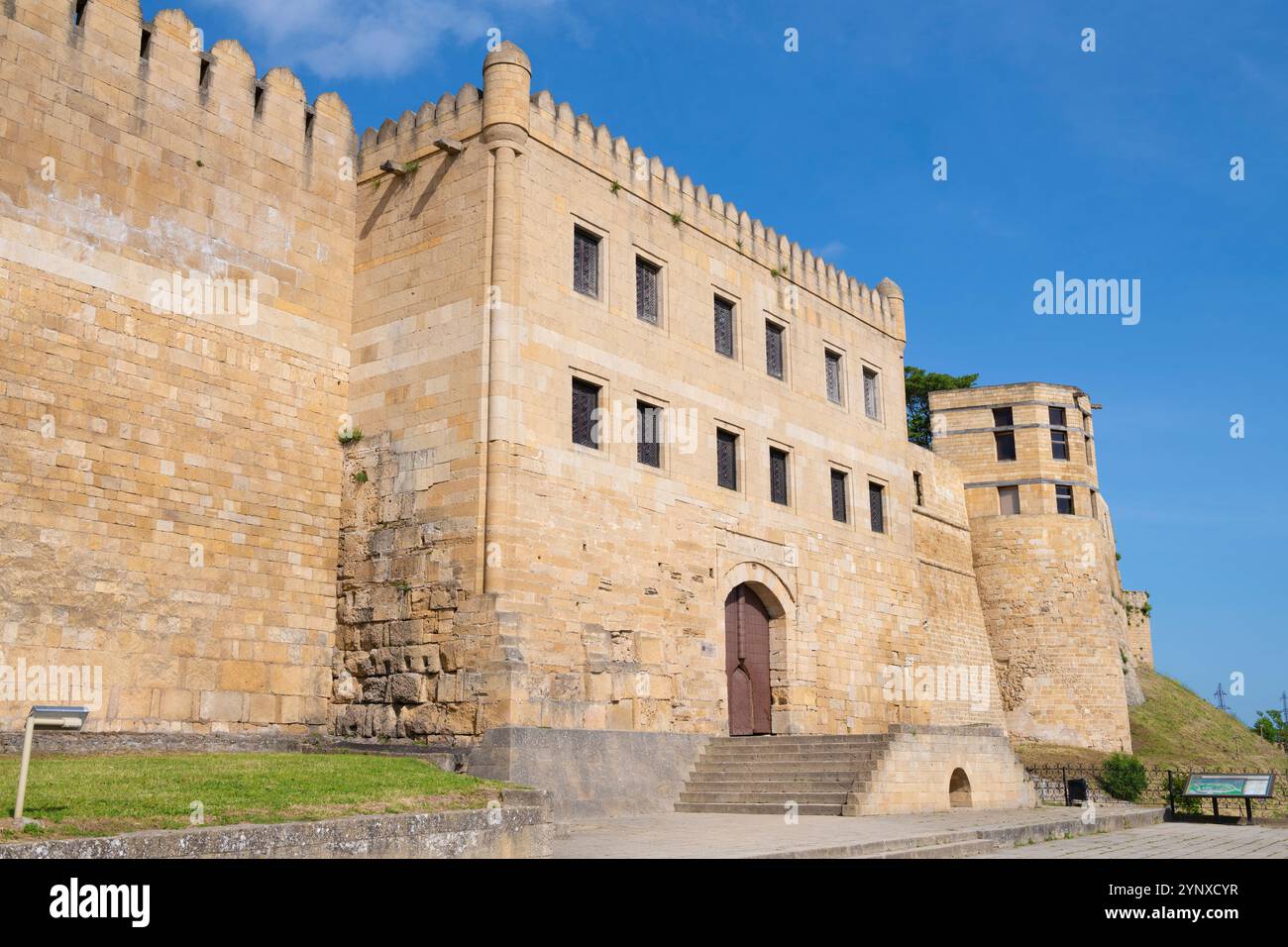 L'antico edificio della cancelleria del Khan in un giorno di maggio soleggiato. Fortezza di Naryn-Kala, Derbent. Daghestan, Federazione Russa Foto Stock