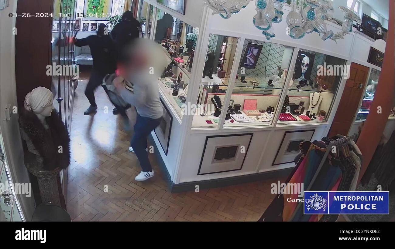 GLI EDITORI NOTANO CHE LE RIPRESE SONO SFOCATE ALLA presa dello schermo di ORIGINE, scattate da riprese in videocassetta datate 26/02/24, che mostrano la rapina di un negozio di gioielli di antiquariato a Chelsea, dove due operai dei loro anni settanta sono stati attaccati con un martello da artiglio. James Dixon e Stephen Loring facevano parte di una rete di criminalità organizzata con sede nel sud di Londra e prendevano di mira furgoni di trasporto, uffici postali e gioiellieri in una serie di violenti aggressioni che hanno lasciato le vittime con gravi ferite. Data di pubblicazione: Mercoledì 27 novembre 2024. Foto Stock