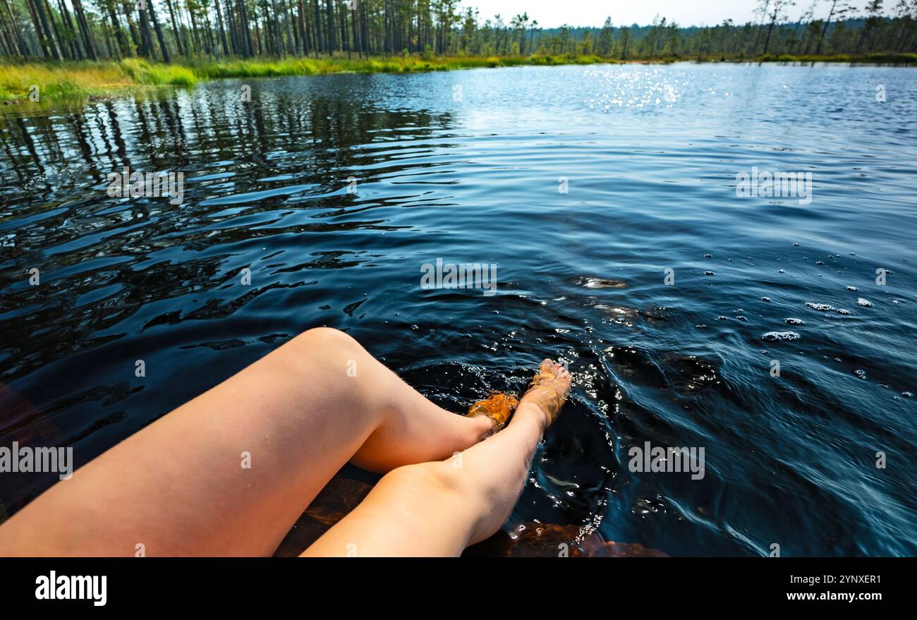 Donna che si rilassa vicino a un lago Bog. Nuovo trend di viaggio. Foto Stock