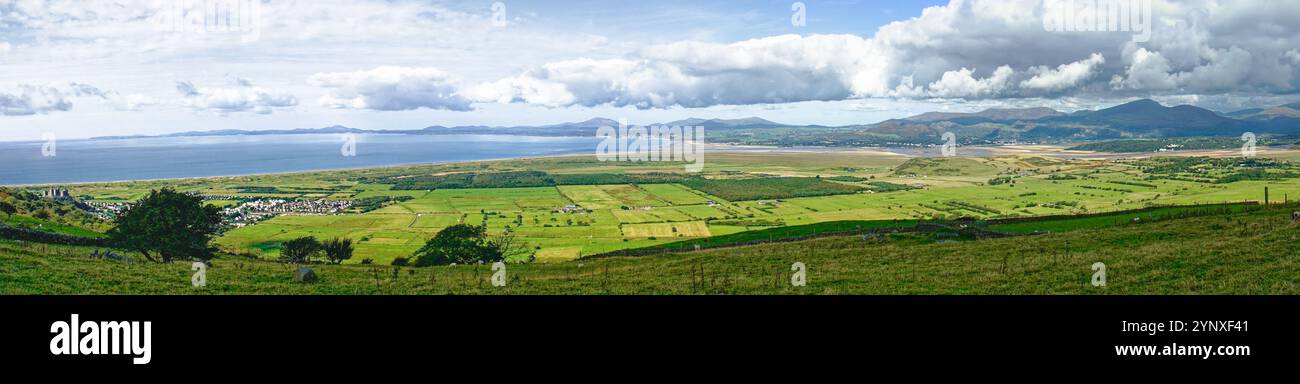 Panorama a ovest sui terreni agricoli e sulla baia di Ceredigion. Harlech Castle all'estrema sinistra, Snowdownia Mountains a destra, Llyn Peninsula all'orizzonte sinistro. Galles occidentale Foto Stock