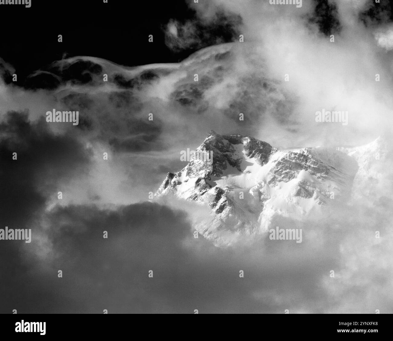 La tempesta circonda East Peak (Silberzacken) di Nanga Parbat, situato sulla faccia di Rakhiot e fotografato da Fairy Meadows (Märchenwiese), Pakistan Foto Stock