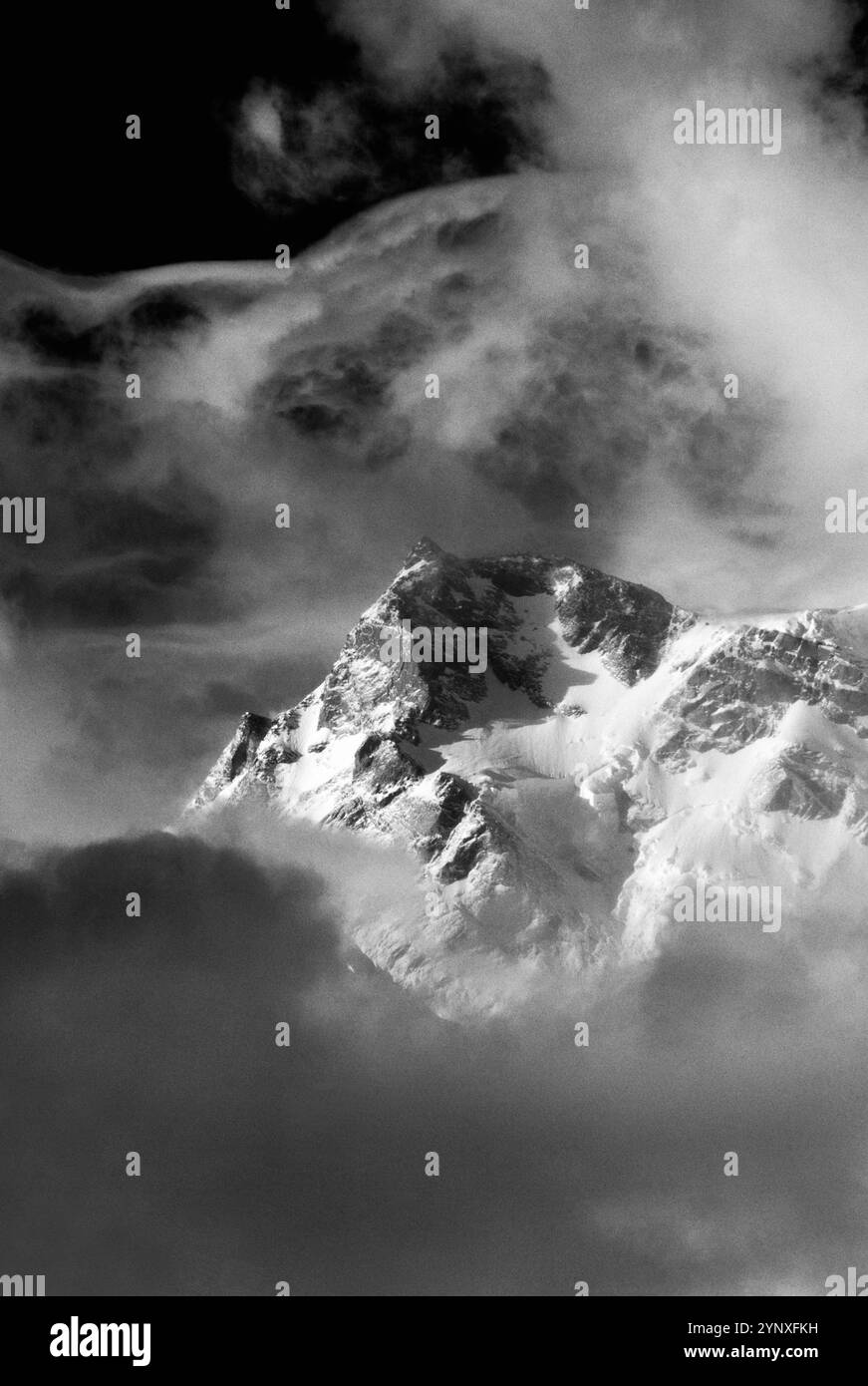 La tempesta circonda East Peak (Silberzacken) di Nanga Parbat, situato sulla faccia di Rakhiot e fotografato da Fairy Meadows (Märchenwiese), Pakistan Foto Stock