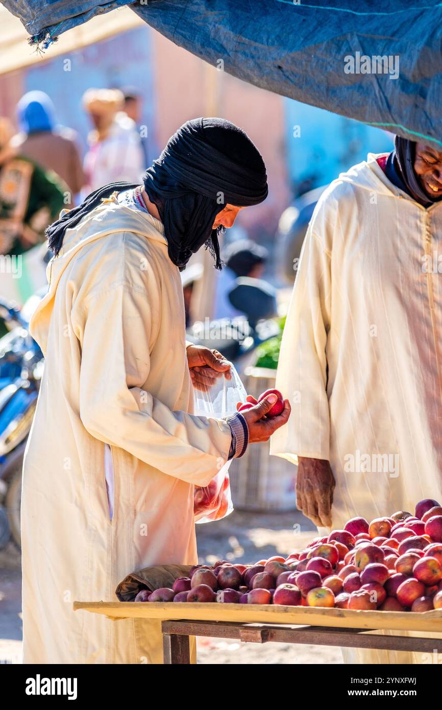 Uomini berberi marocchini vestiti tradizionalmente in un suk/mercato vicino a Tata nella provincia di Tata, Souss-massa Foto Stock