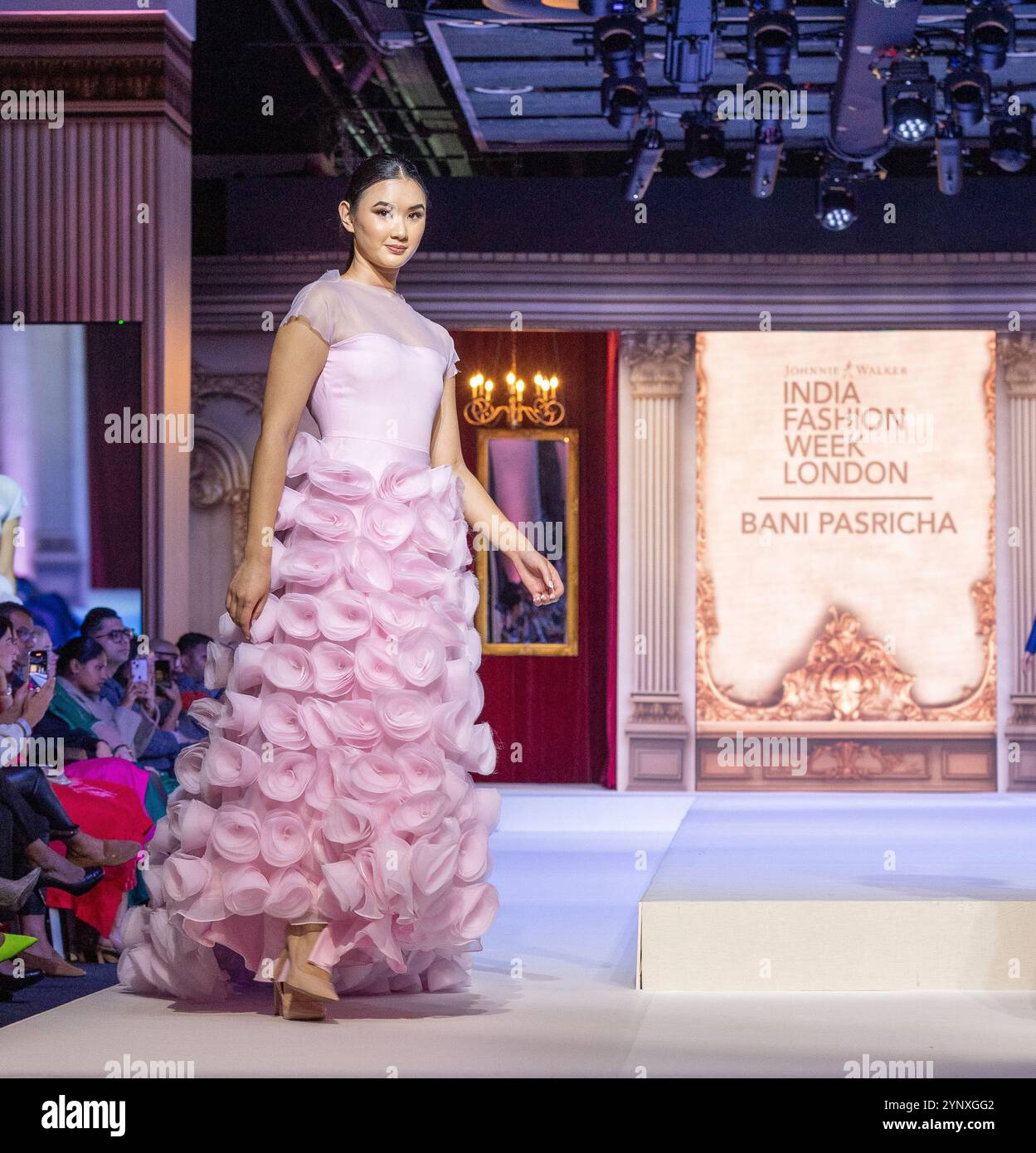 Johnnie Walker India Fashion Week e presenta il secondo evento annuale Fashion Awards 2024 a Londra Foto Stock