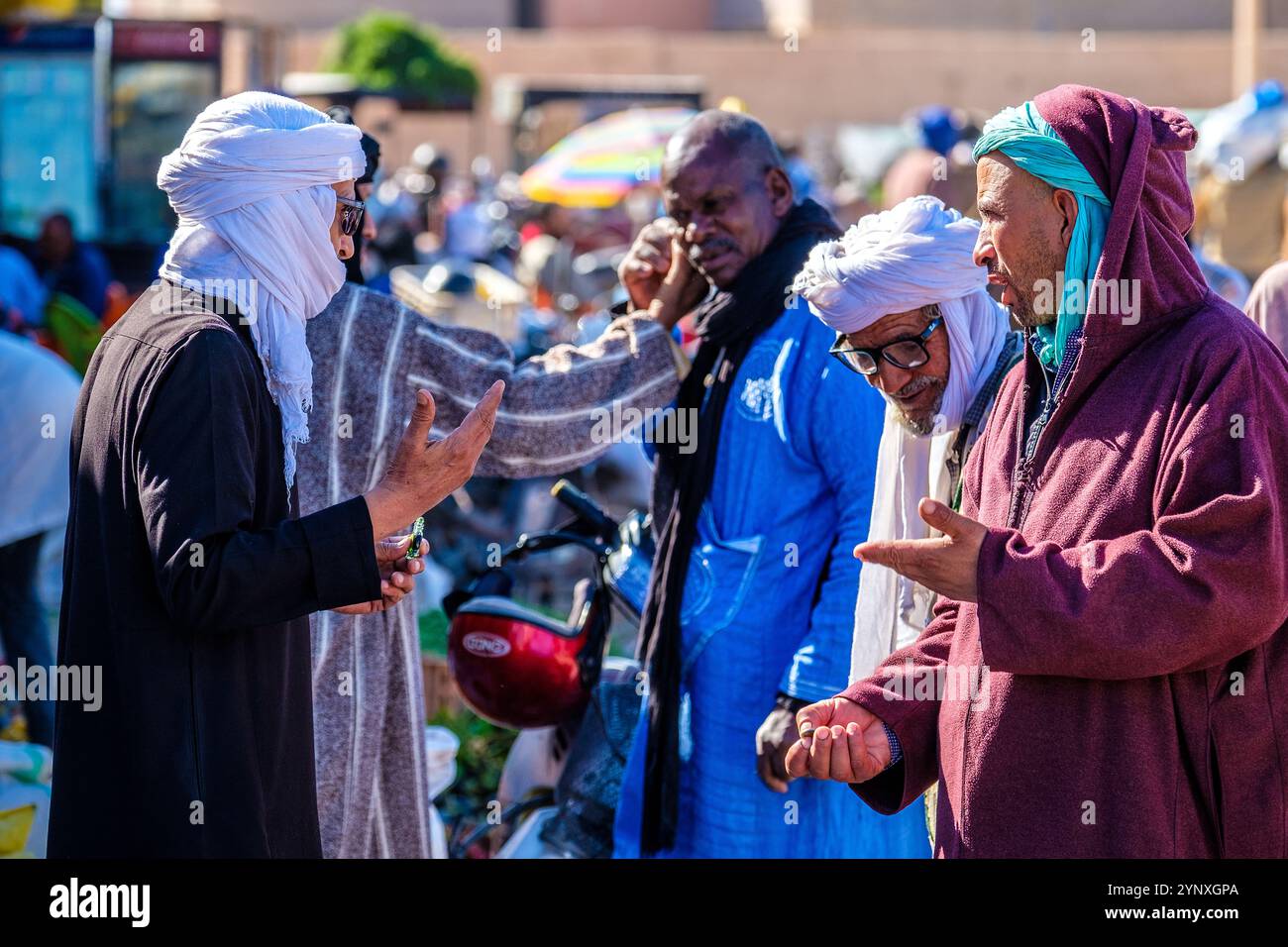 Uomini berberi marocchini vestiti tradizionalmente in un suk/mercato vicino a Tata nella provincia di Tata, Souss-massa Foto Stock