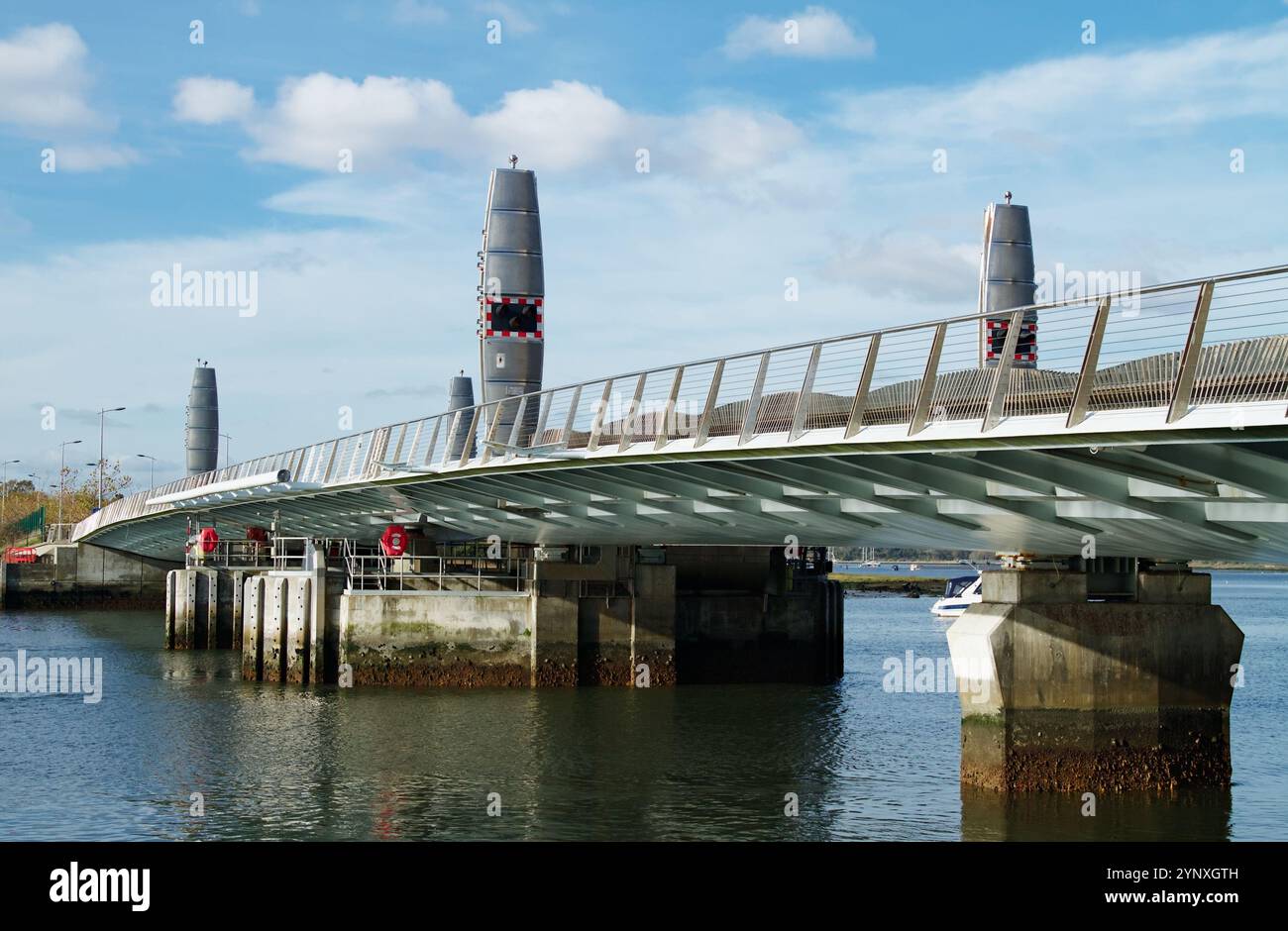 Ponte di sollevamento bascule con doppia lievitazione chiuso e doppie con foglie abbassate Poole, Dorset, Regno Unito Foto Stock