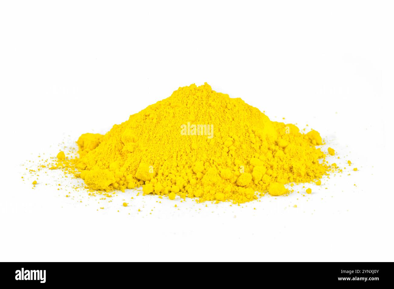 La polvere di colore giallo brillante si trova in un cumulo su una superficie bianca, ideale per progetti artistici, artigianato o applicazioni culinarie. Foto Stock