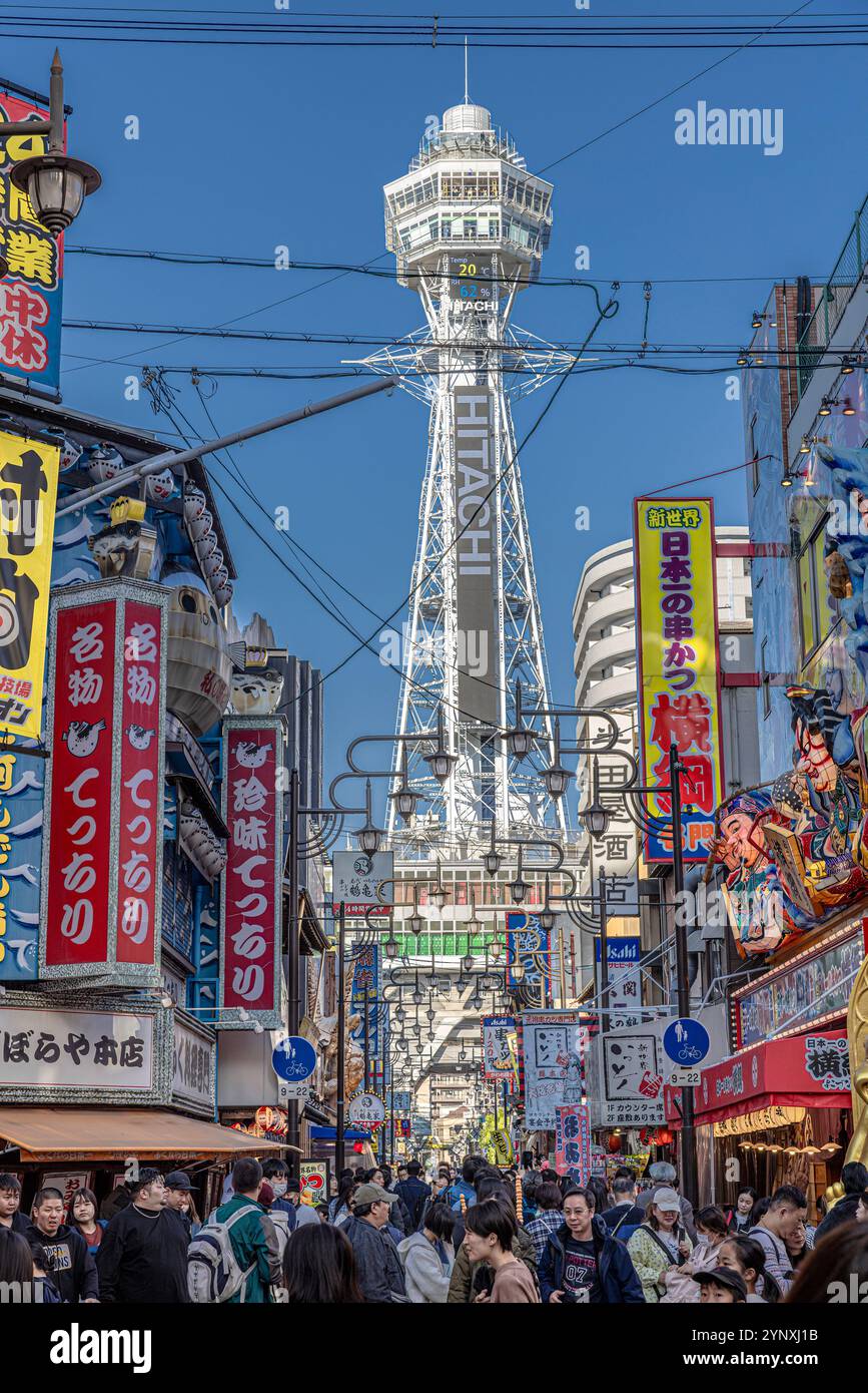 Torre Tsutenkaku che domina lo skyline del quartiere shinsekai di osaka, giappone Foto Stock