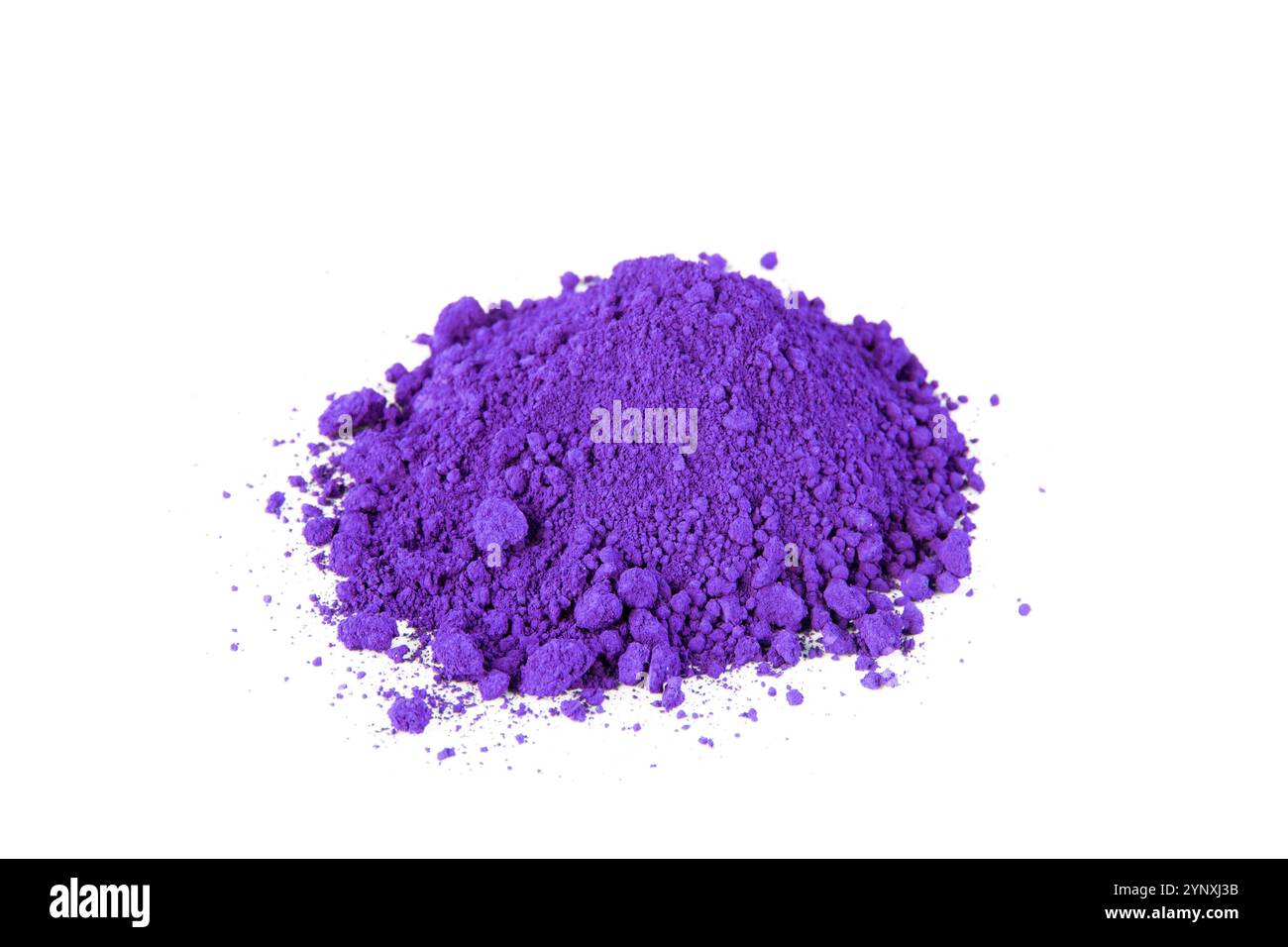 La polvere viola brillante si trova su una superficie bianca pulita, perfetta per artisti e artigiani che cercano di creare colori vivaci nei loro progetti. Foto Stock