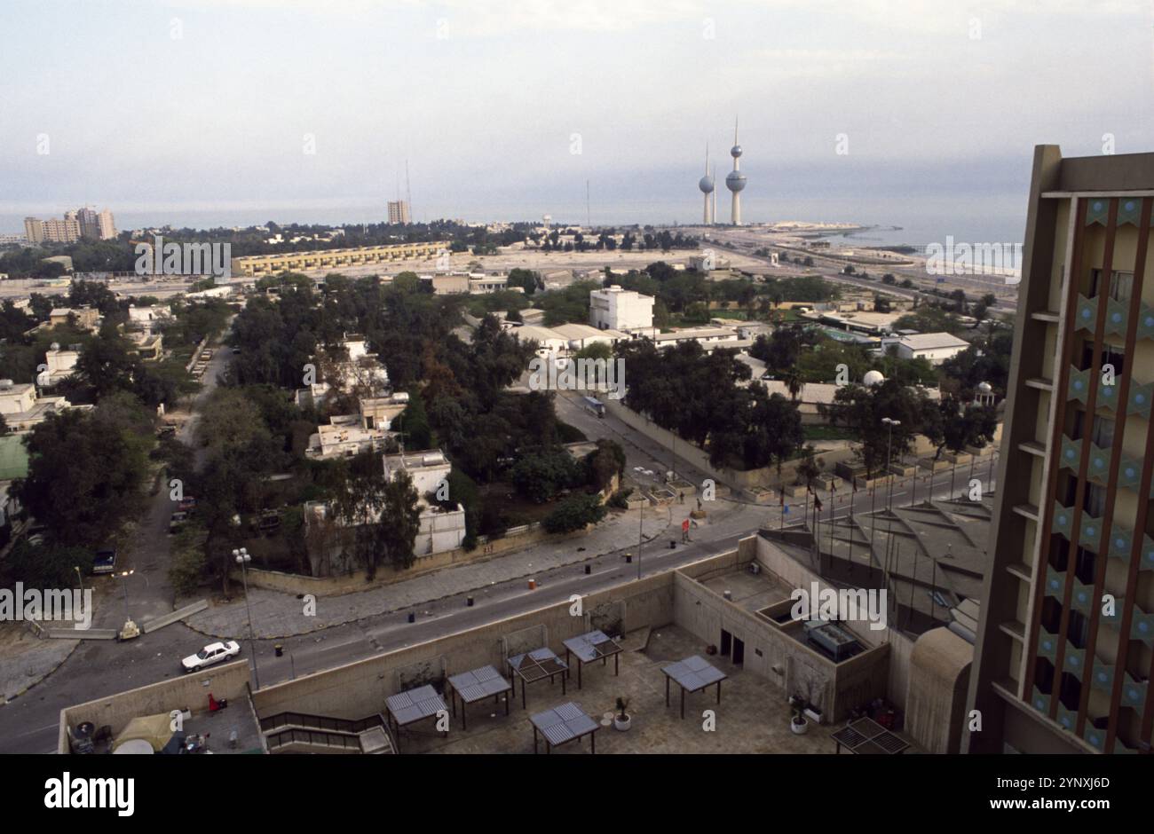 Prima guerra del Golfo: 15 marzo 1991 l'Ambasciata degli Stati Uniti a Kuwait City vista dal Kuwait International Hotel. Sulla sinistra c'è 63 Street, sul lato ovest del complesso dell'ambasciata. Al centro c'è 7 Lane e all'estrema destra c'è Arabian Gulf Street. Da allora l'ambasciata si è trasferita nel distretto Bayan di Kuwait City. Foto Stock