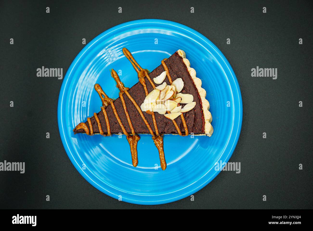 Un pezzo di torta al cioccolato al burro di mandorle Foto Stock