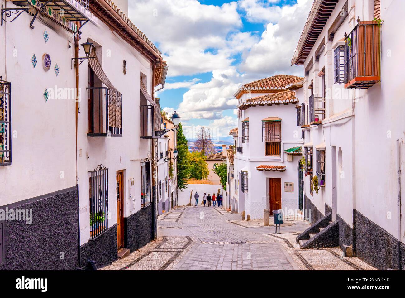Belle strade e case nel quartiere Albayzin Granada, Spagna Foto Stock