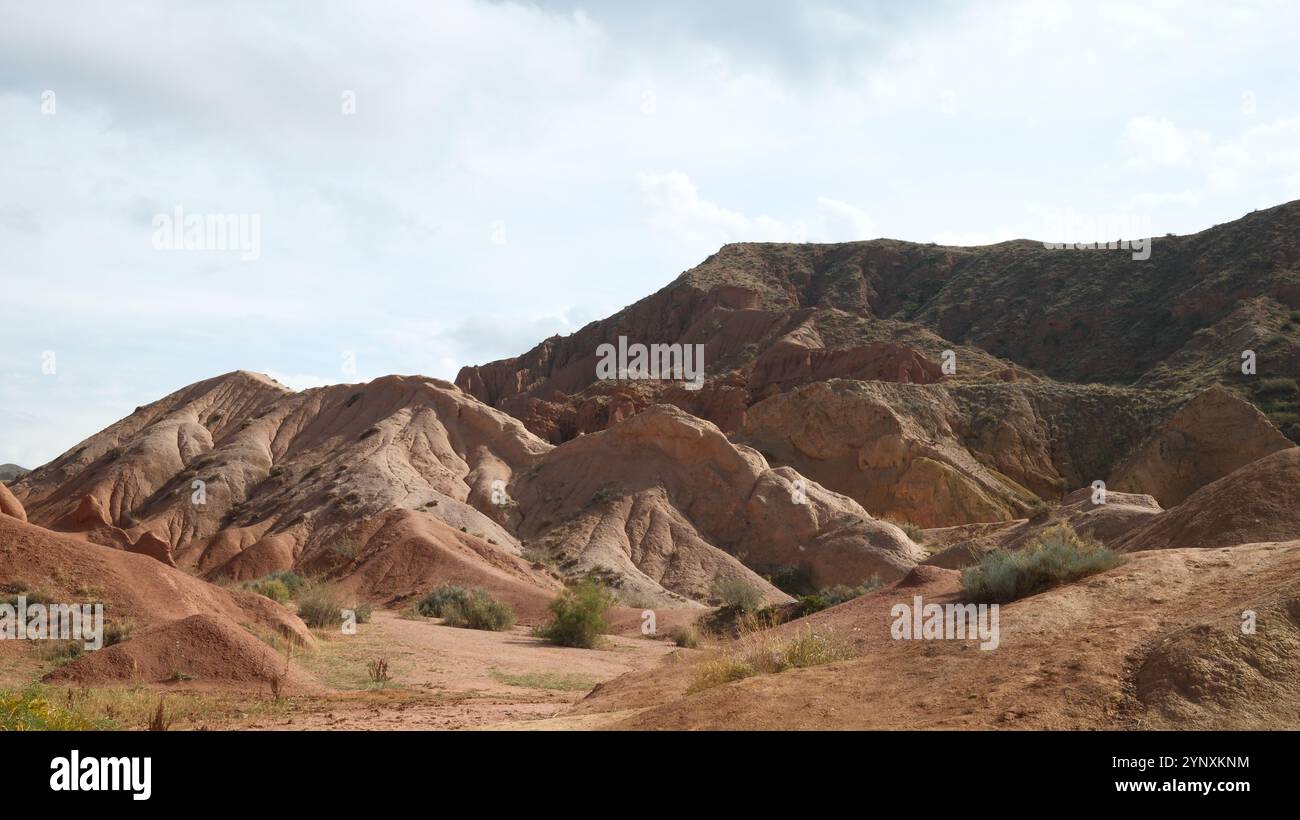 Skazka Canyons o i cosiddetti Fairytale Canyons regione di Issyk-Kul vicino al lago in punto di vista drone in kirghizistan Foto Stock