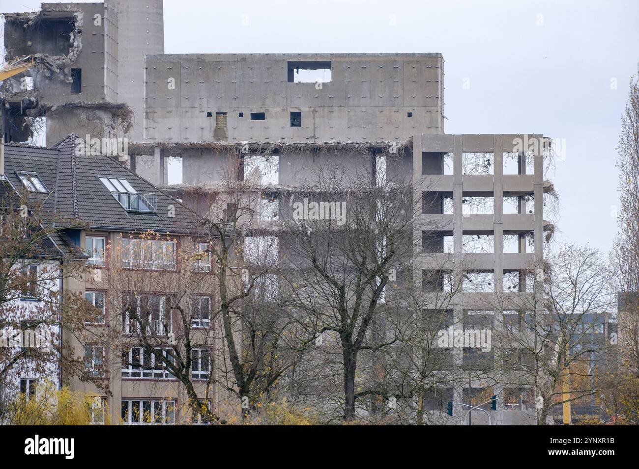 Düsseldorf 27.11.2024 ehemaliges Innenministerium NRW Haroldstraße temporäre Nutzung als Polizeipräsidium Sanierung Asbest Asbestverseuchung Asbestsanierung Bürogebäude Kernsanierung Bauschadstoffe Abriss Abrisshaus Düsseldorf Nordrhein-Westfalen Deutschland *** Düsseldorf 27 11 2024 ex Ministero degli interni NRW Haroldstraße uso temporaneo come quartier generale di polizia bonifica amianto contaminazione amianto edificio di bonifica nord Westfalia edifici di demolizione edifici di edifici di edifici di edifici di edifici di edifici di demolizione Germania Düsseldorf Westfalia Germania Foto Stock