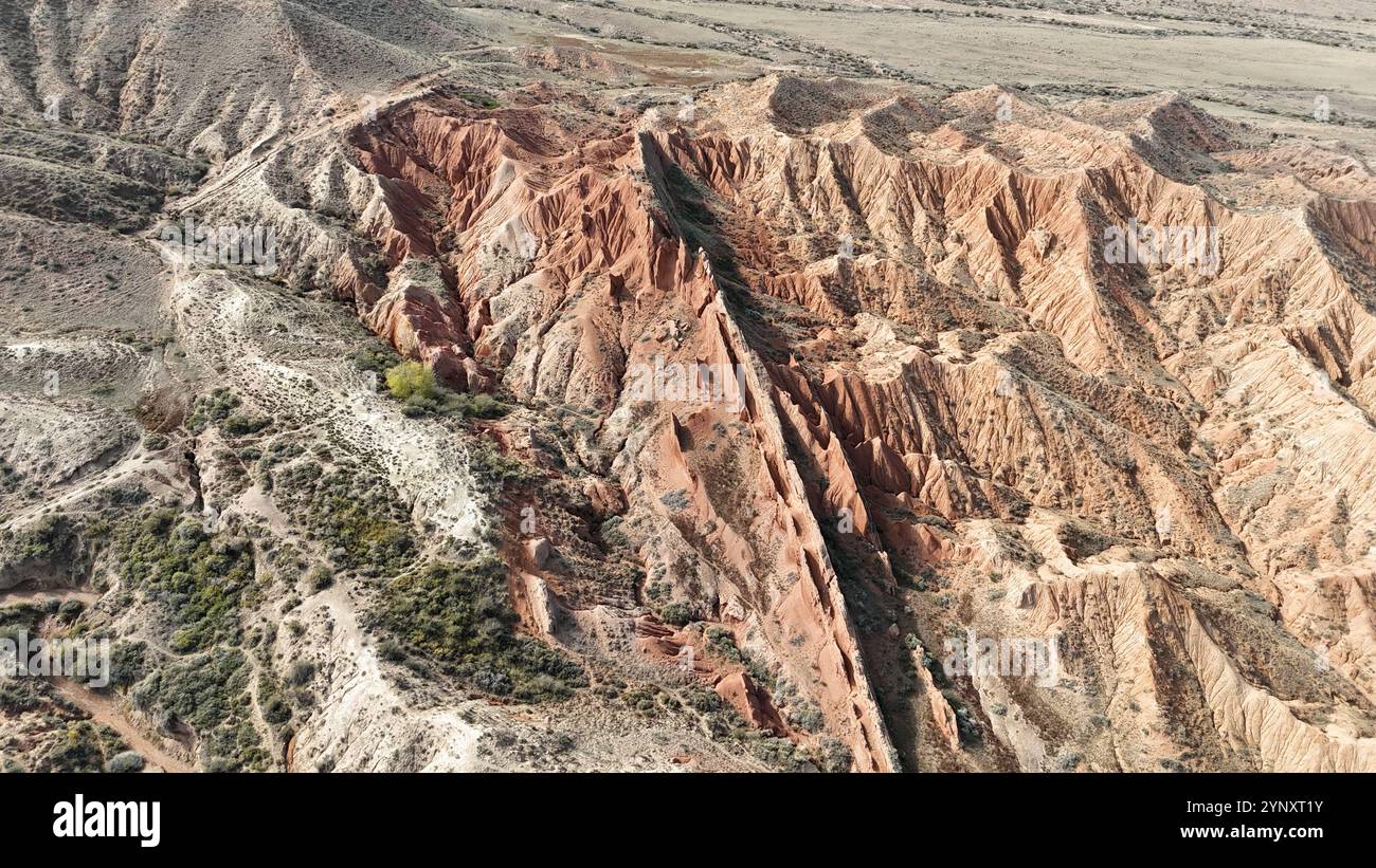 Skazka Canyons o i cosiddetti Fairytale Canyons regione di Issyk-Kul vicino al lago in punto di vista drone in kirghizistan Foto Stock