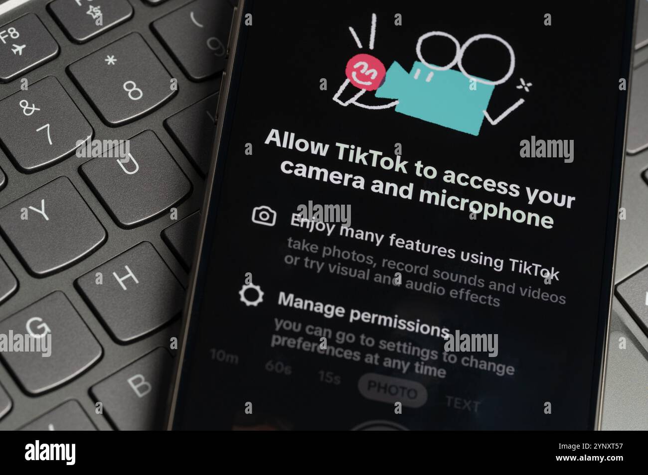 New York, USA - 26 novembre 2024: Consenti a tiktok di accedere al menu della telecamera e del microfono sullo schermo con vista ravvicinata del pulsante della tastiera Foto Stock