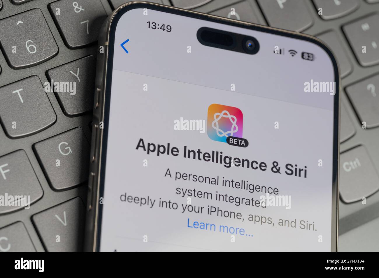 New York, Stati Uniti - 26 novembre 2024: Menu Apple Intelligence e Siri sullo schermo in background dei tasti della tastiera vista ravvicinata Foto Stock