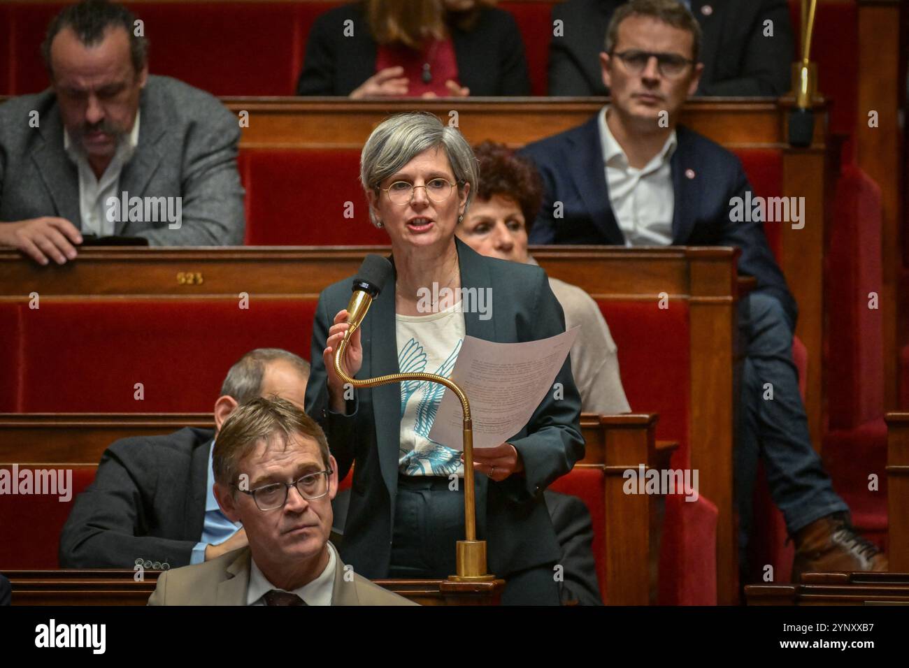 Parigi, Francia. 27 novembre 2024. Il deputato francese del gruppo "Ecologiste et Social" Sandrine Rousseau interviene durante una sessione di interrogazioni al governo all'Assemblea nazionale di Parigi il 27 novembre 2024. Foto di Firas Abdullah/ABACAPRESS. COM credito: Abaca Press/Alamy Live News Foto Stock