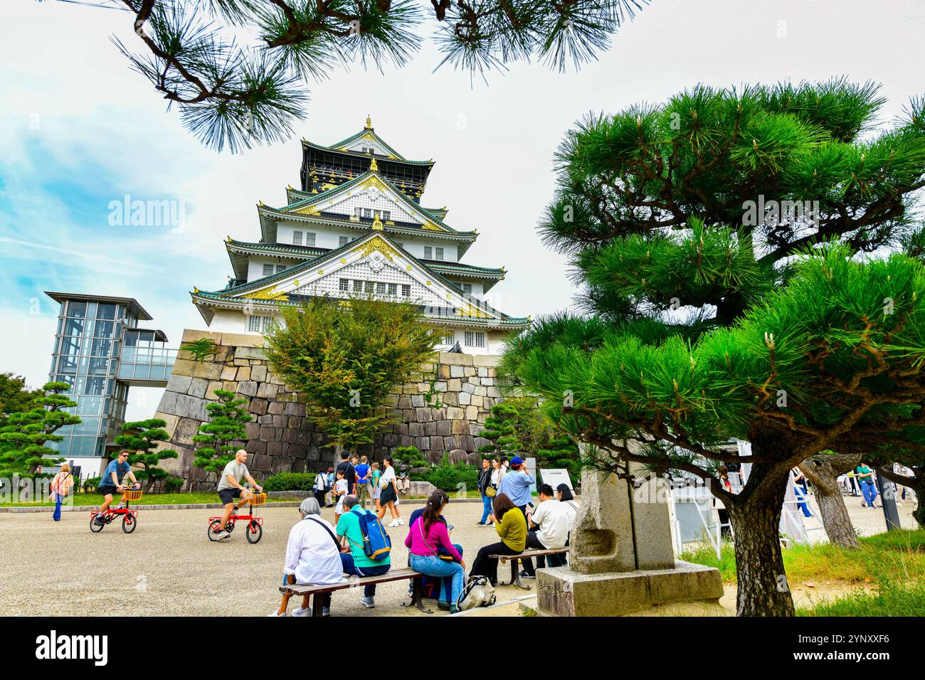 Osaka, Giappone - ottobre 24,2024: Il Castello di Osaka è un castello giapponese situato a Chuo Ward, Osaka City, Giappone. È uno dei castelli più famosi del Giappone. Foto Stock