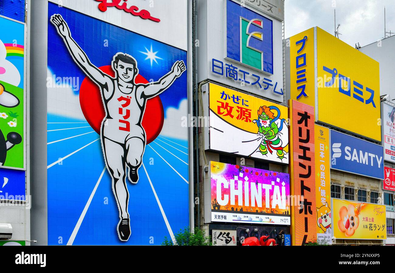 Osaka, Giappone- 24 ottobre 2024 : spettacolo al neon Glico Running Man la famosa destinazione per i viaggiatori a Shinsaibashi Foto Stock