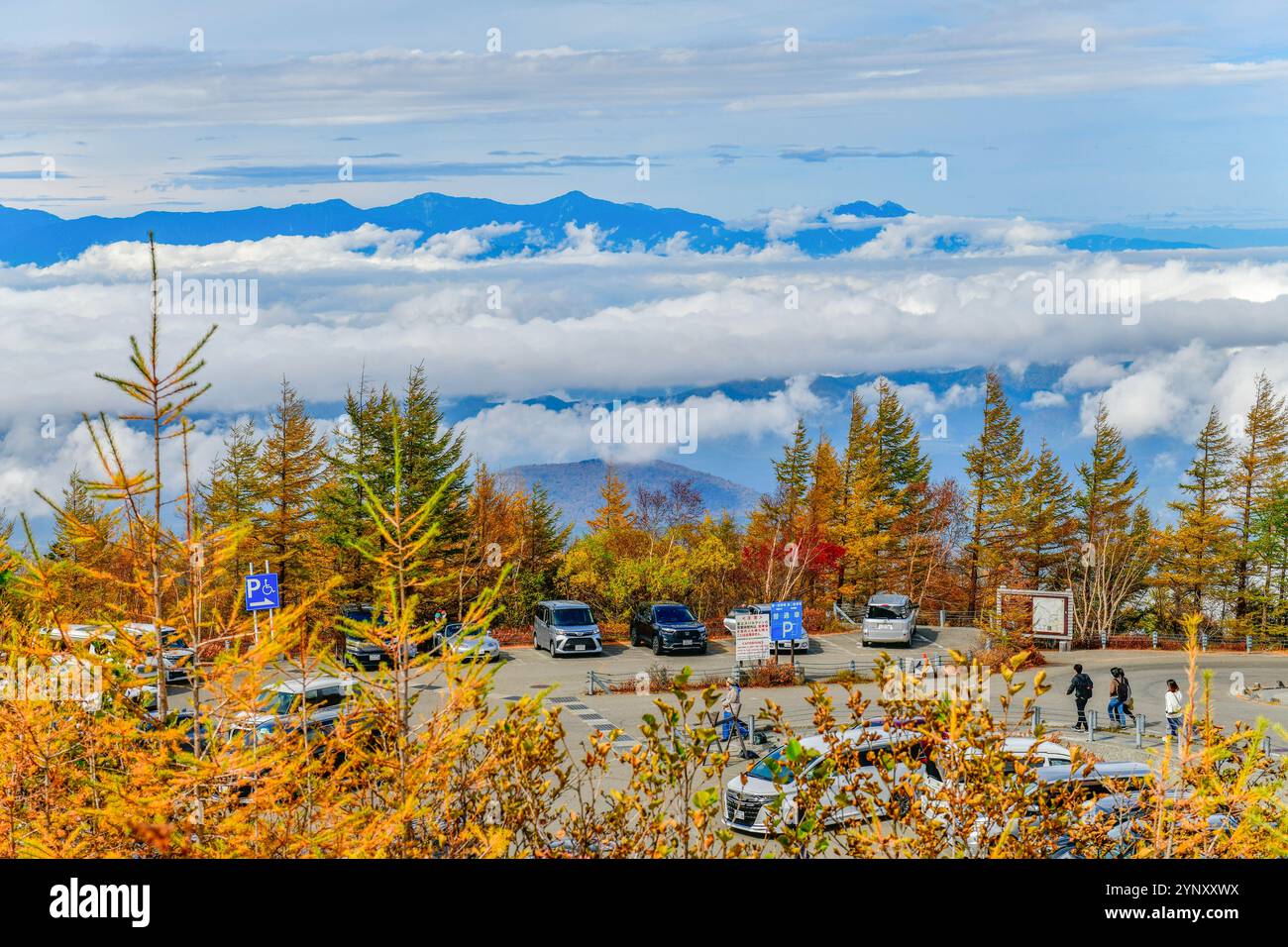 Giappone - 25 ottobre 2024: Area di parcheggio della ​​the stazione della linea Fuji Subaru, il punto centrale della linea Yoshida, che corre da Fujiyoshida Sengen Foto Stock