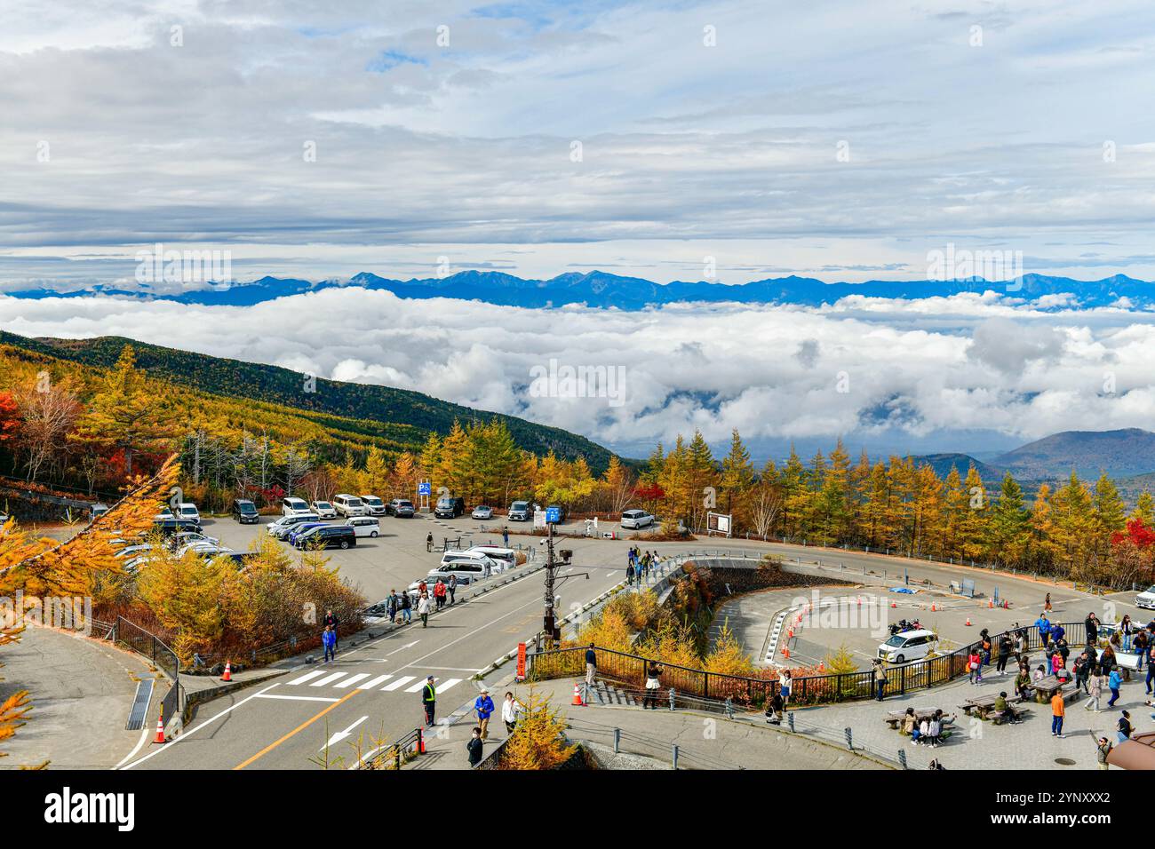 Giappone - 25 ottobre 2024: Area di parcheggio della ​​the stazione della linea Fuji Subaru, il punto centrale della linea Yoshida, che corre da Fujiyoshida Sengen Foto Stock