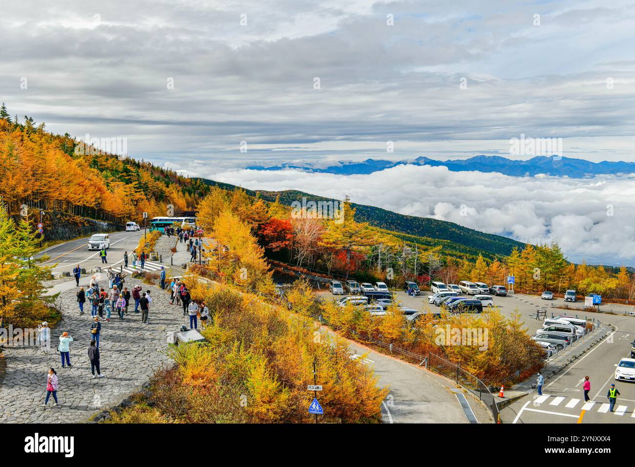 Giappone - 25 ottobre 2024: Area di parcheggio della ​​the stazione della linea Fuji Subaru, il punto centrale della linea Yoshida, che corre da Fujiyoshida Sengen Foto Stock