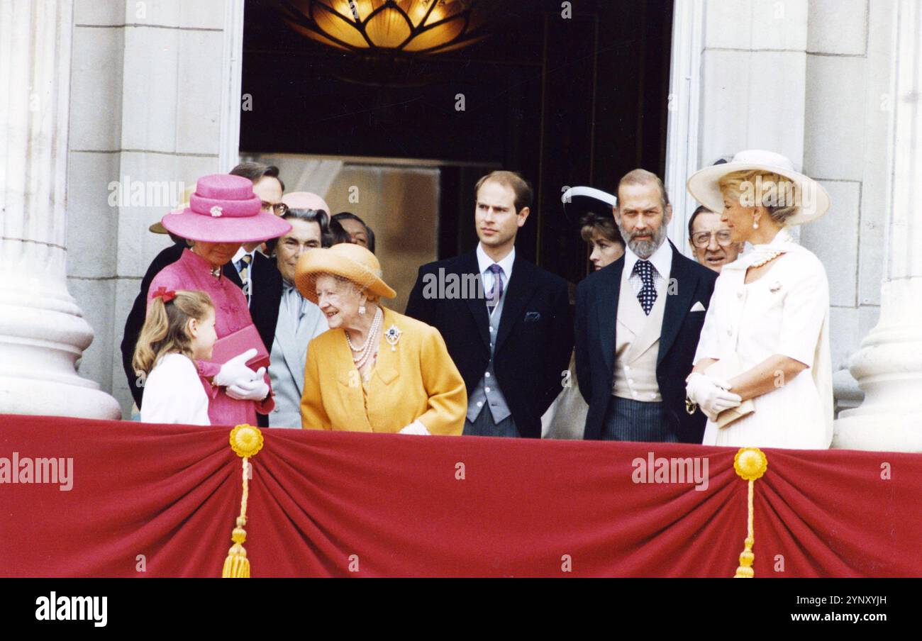 11 Giungo 1994 Londra Archivio storico Olycom/Lapresse Elizabeth Angela Marguerite Bowes-Lyon (Londra, 4 agosto 1900 - Windsor, 30 marzo 2002), moglie di re Giorgio vi, fu regina consorte del Regno Unito dal 1936 al 1952, ultima regina consorte d'Irlanda e imperatrice consorte d'India. Era la madre della regina Elisabetta II e della principessa Margaret e la nonna del re Carlo III. Nella foto: 94° compleanno della regina madre, da destra principe Michael di kent e la duchessa Marie Christine von Reibnitz di kent, principe Edoardo e la regina madre nella foto: 94° compleanno della Regina Moth Foto Stock