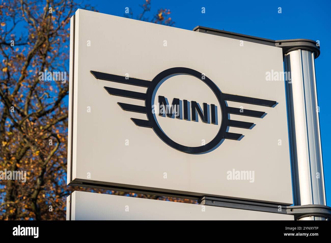 Tamworth, Regno Unito – 26 novembre 2024: Logo del marchio di auto Mini al di fuori della concessionaria Sytner a Tamworth Foto Stock