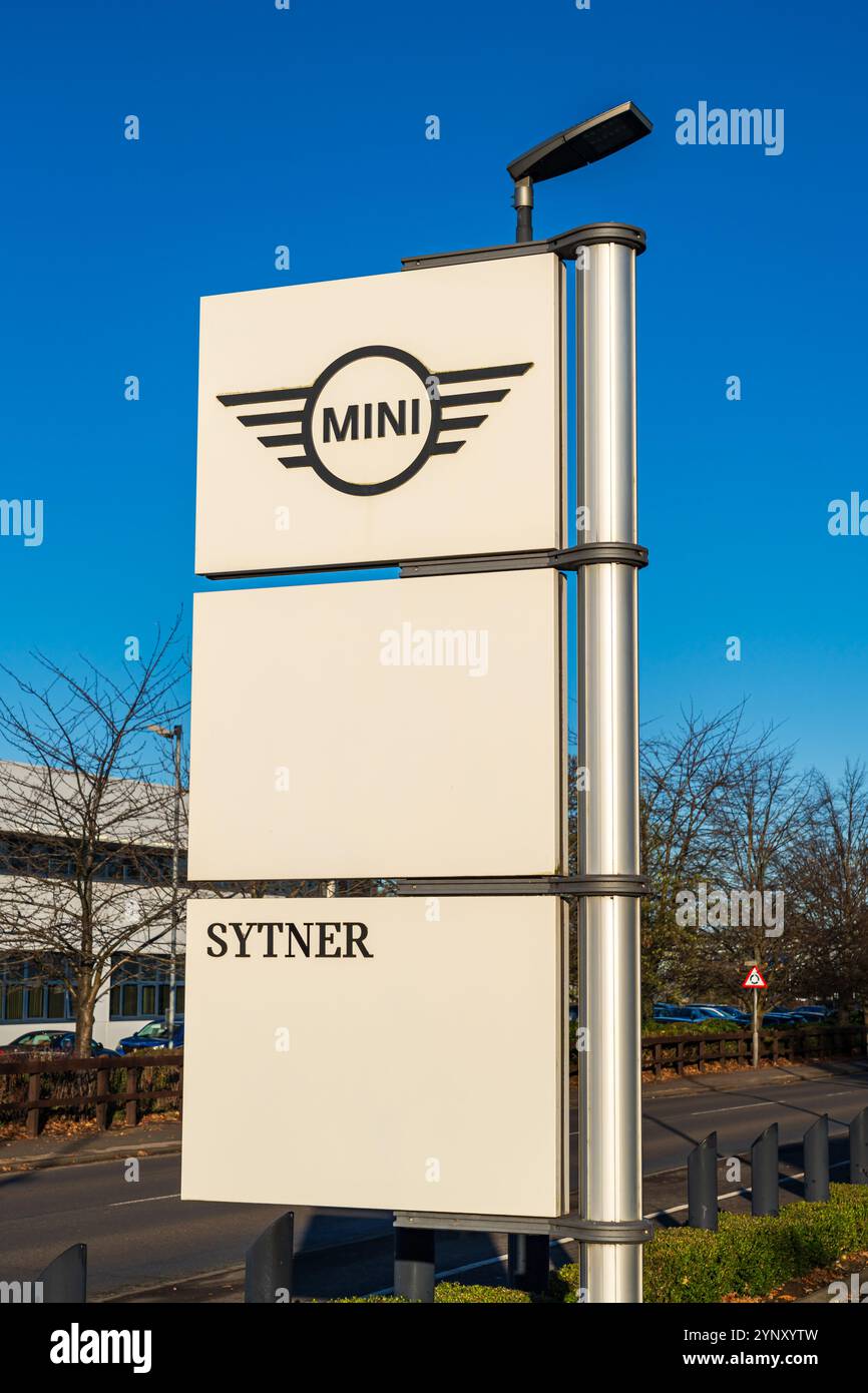 Tamworth, Regno Unito – 26 novembre 2024: Logo del marchio di auto Mini al di fuori della concessionaria Sytner a Tamworth Foto Stock