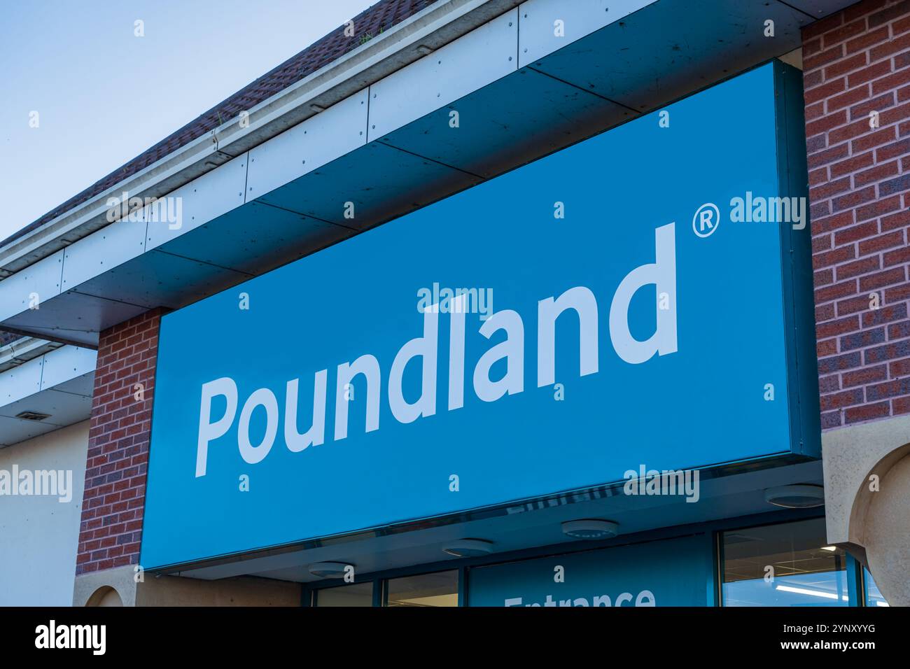 Tamworth, Regno Unito – 26 novembre 2024: Segnaletica esterna di Poundland, un negozio di varietà di budget e liquidazione britannico, a Tamworth, Regno Unito Foto Stock