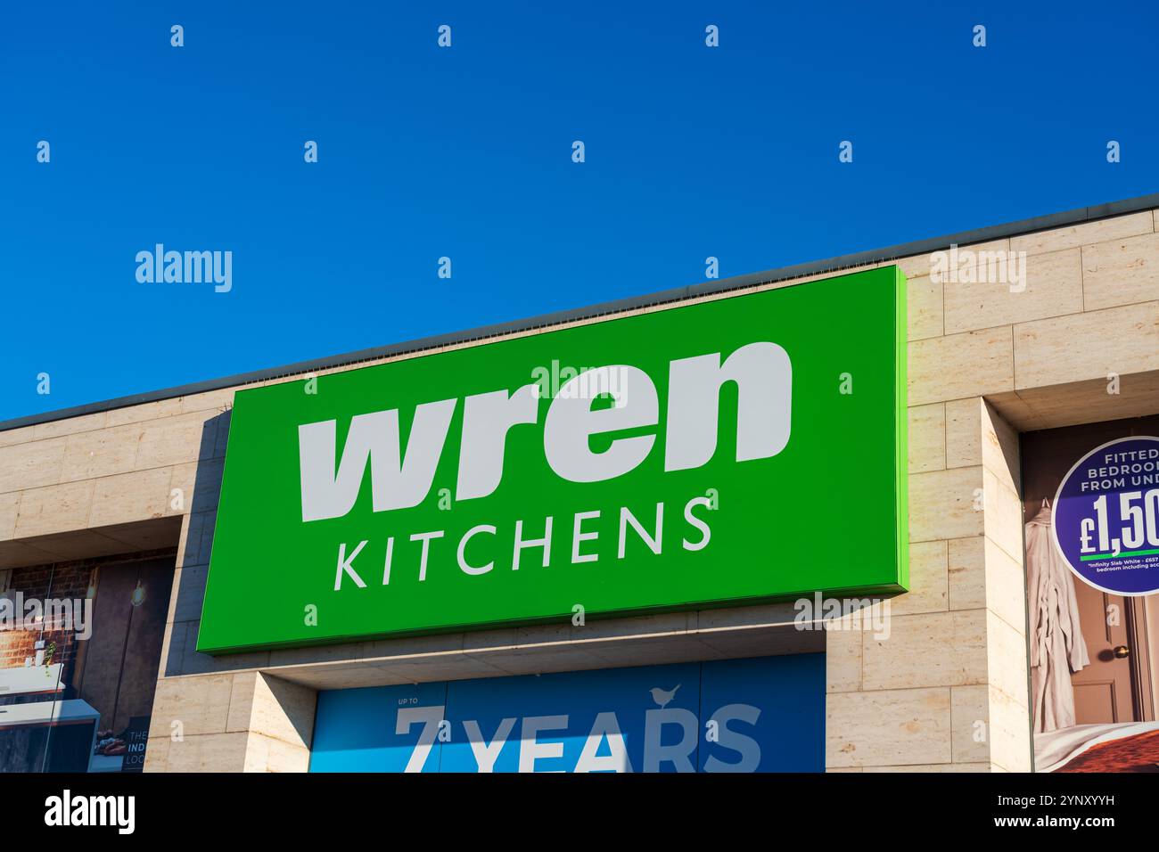 Tamworth, Regno Unito – 26 novembre 2024: Segnaletica esterna di Wren Kitchens, produttore e rivenditore di cucine con sede in Gran Bretagna Foto Stock