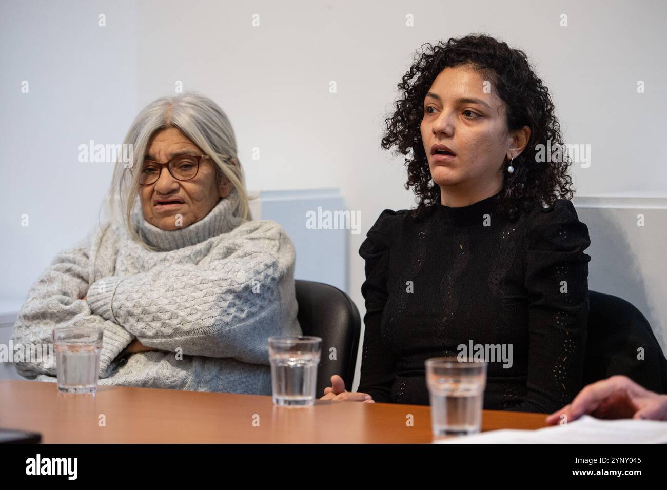 Londra, Inghilterra, Regno Unito. 27 novembre 2024. SANAA SEIF (a destra), attivista egiziana per i diritti umani e sorella della blogger anglo-egiziana Alaa Abdel Fattah, parla durante una conferenza stampa a Londra. L'evento, tenutosi il 59° giorno dello sciopero della fame di sua madre Laila Soueif, segue l'incontro di Soueif con il ministro degli Esteri britannico David Lammy. La famiglia chiede al governo britannico di intensificare gli sforzi diplomatici per ottenere il rilascio di Abdel Fattah dalla custodia egiziana, dove rimane trattenuto in condizioni difficili nonostante abbia completato la sua condanna a settembre. (Immagine di credito: © Thom Foto Stock