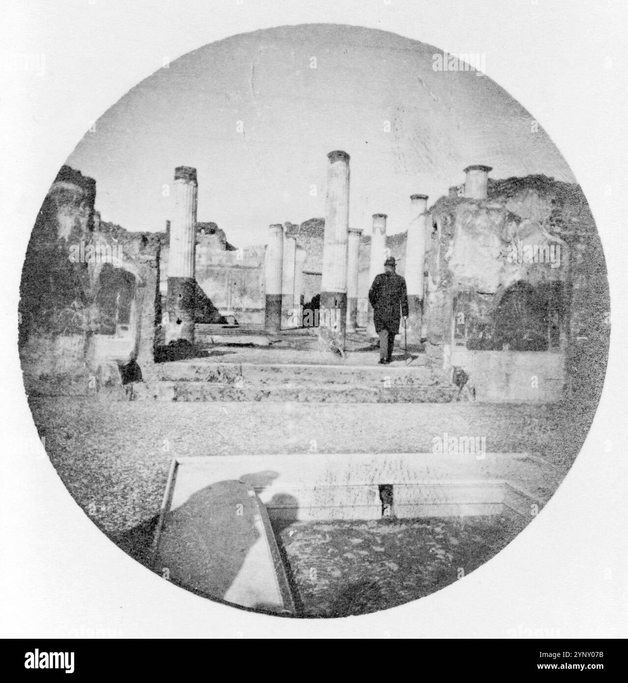 Vista posteriore di Alexander Graham Bell che entra nelle rovine di Pompei, 1888 Foto Stock