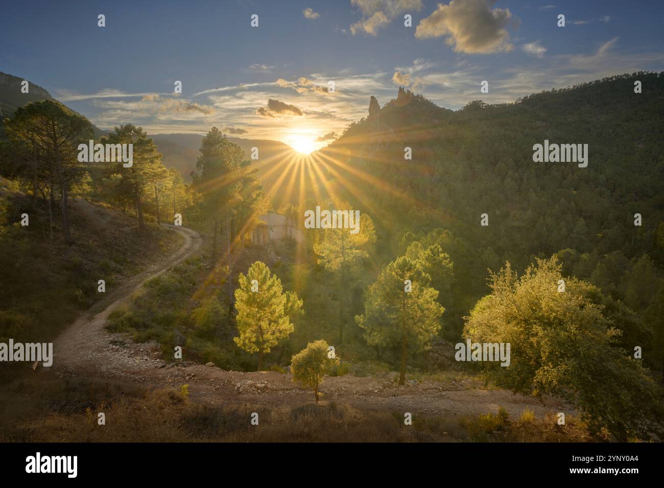 Vista delle montagne di Molinicos (Albacete - Spagna) al tramonto. Foto Stock