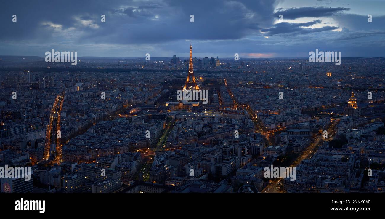 Viste panoramiche di Parigi con la Torre Eiffel in piena notte, con le luci accese. Foto Stock