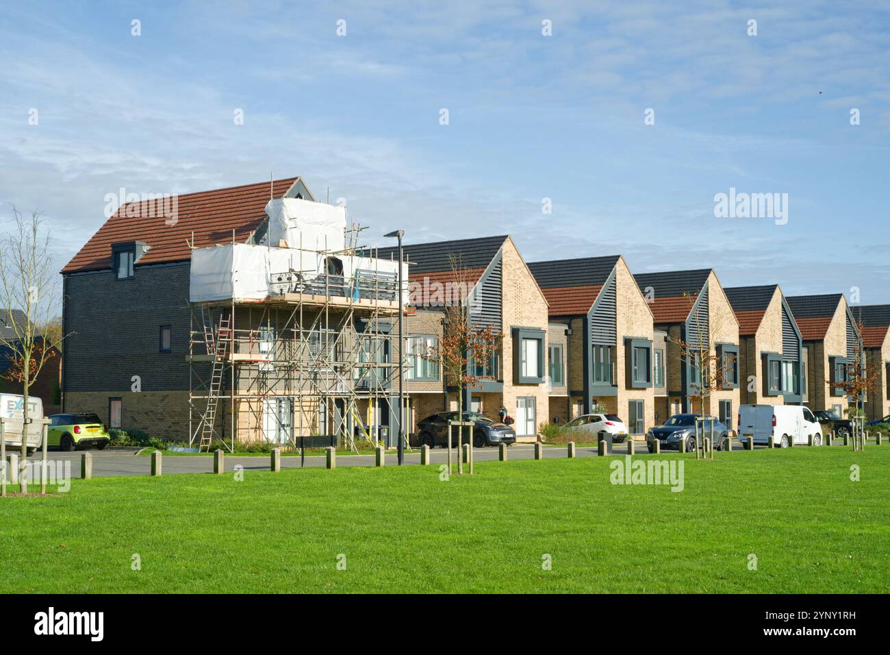 Una moderna residenza britannica (2024) nel sud-est dell'Inghilterra. Albergo costruito intorno ad uno spazio verde centrale con alberi, un caffè e un ospizio. Foto Stock