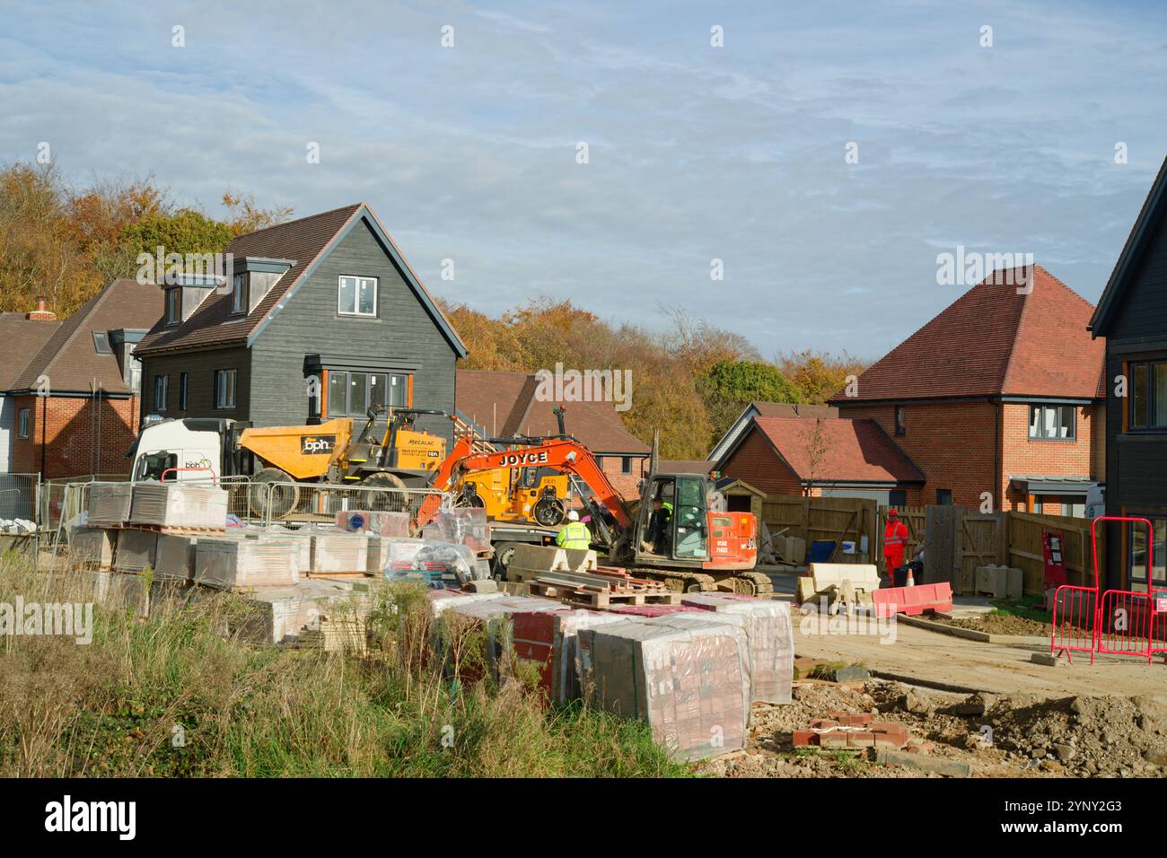 Operai edili e attrezzature per la costruzione di case. Una moderna residenza britannica (2024) nel sud-est dell'Inghilterra. Foto Stock