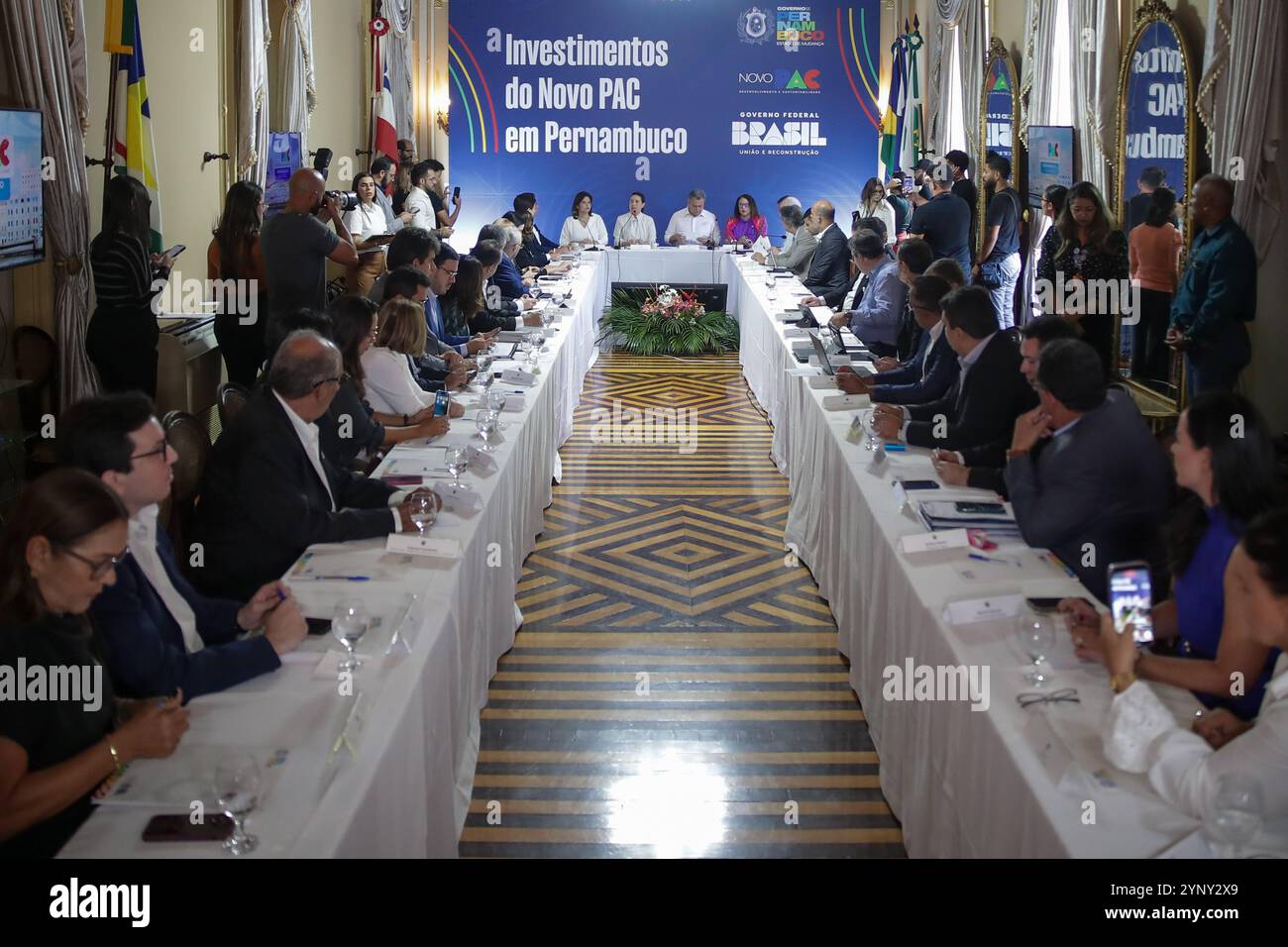 Recife, PE, 11/27/2024 - MINISTRO RUI COSTA - la mattina di questo mercoledì (27), il Ministro della Casa civile Rui Costa, insieme al governatore di Pernambuco, Raquel Lyra, ha incontrato i sindaci della regione al Palacio do campo das Princesas, per discutere del nuovo PAC, che porterà gli investimenti infrastrutturali federali allo Stato. Dopo la riunione, il ministro e il governatore tennero una conferenza stampa. Anche il sindaco di Recife, Joao campo, e il ministro della Scienza e della tecnologia, Luciana Santos, hanno partecipato a questo incontro. Foto: Rafael Vieira/AGIF Foto Stock