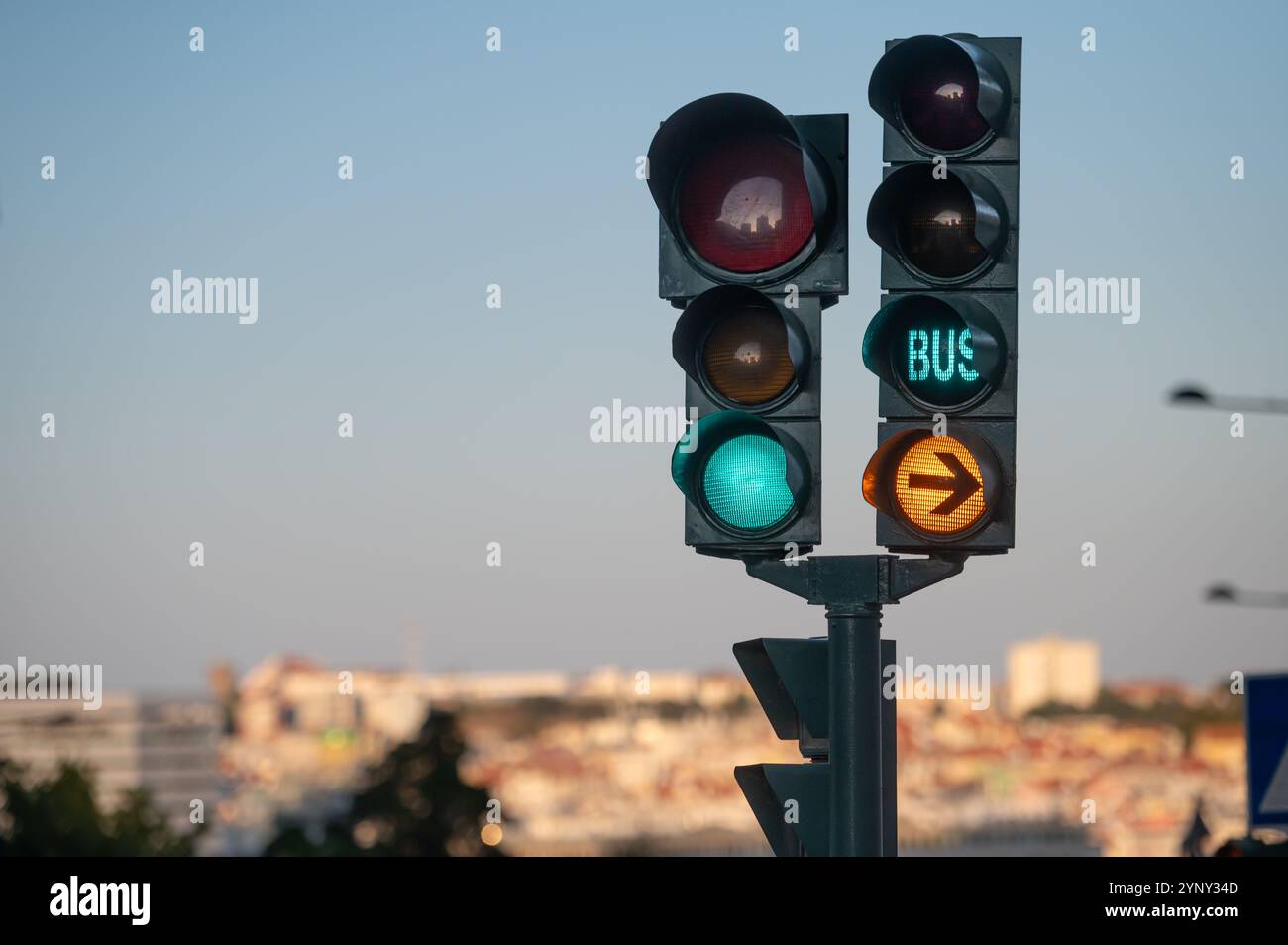 I semafori mostrano segnali rossi e verdi che indicano il movimento di veicoli e autobus. Foto Stock