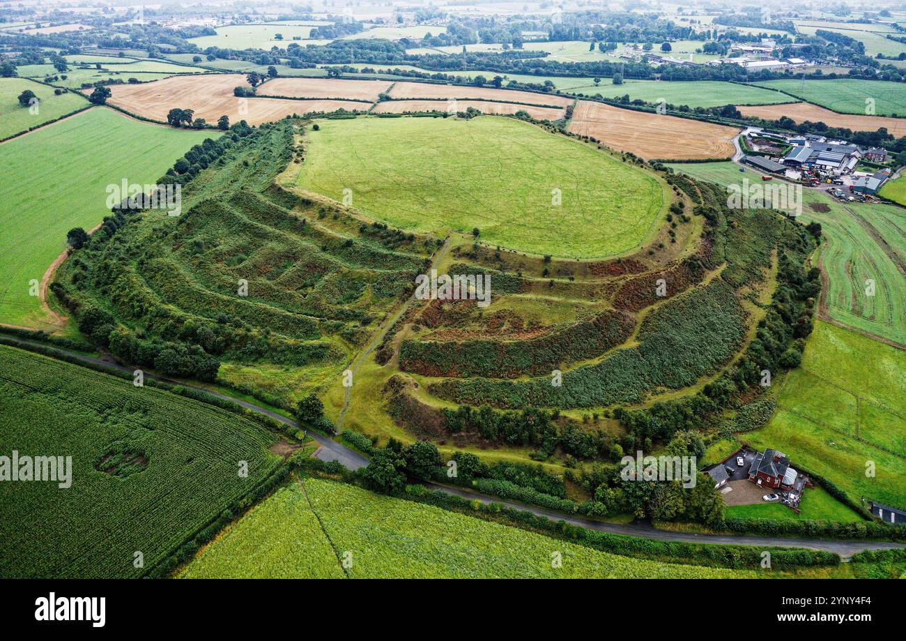 Old Oswestry Early Iron Age Hillfort, Shropshire, Inghilterra. Uno dei meglio conservati nel Regno Unito. Guardando verso N.E. oltre l'entrata occidentale. Volo in tarda estate Foto Stock