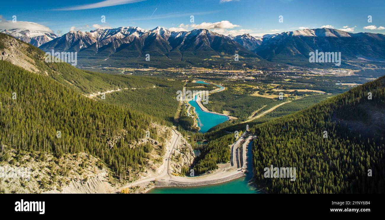 Preso nel 2016 da un drone DJI durante un viaggio nelle Montagne Rocciose canadesi. Questo era a Whitemans Pond, affacciato su Canmore, Alberta. Foto Stock