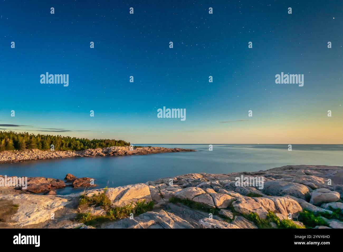 Scattata nel 2019 durante un viaggio in auto intorno a Cape Breton, nuova Scozia, Canada. Questo è sul Cabot Trail, a Green Cove Trail Head. Foto Stock
